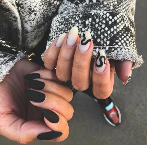 Разные руки#39,#39, - сразу два маникюра. Маникюр на одной руке черный — на другой белый: новый тренд «разные ручки»