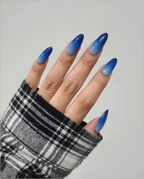 Как создать стильный маникюр с синим и белым цветом 01