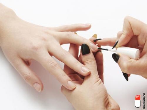 Как выбрать синие и белые лаки для ногтей для создания омбре маникюра. градиент на ногтях: пошаговая инструкция