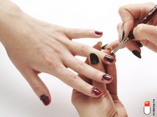 Как выбрать синие и белые лаки для ногтей для создания омбре маникюра. градиент на ногтях: пошаговая инструкция