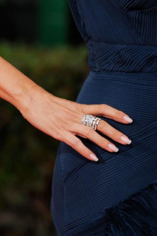 Какой стиль одежды подойдет к сине-белому маникюру. Идеи маникюра под синее платье