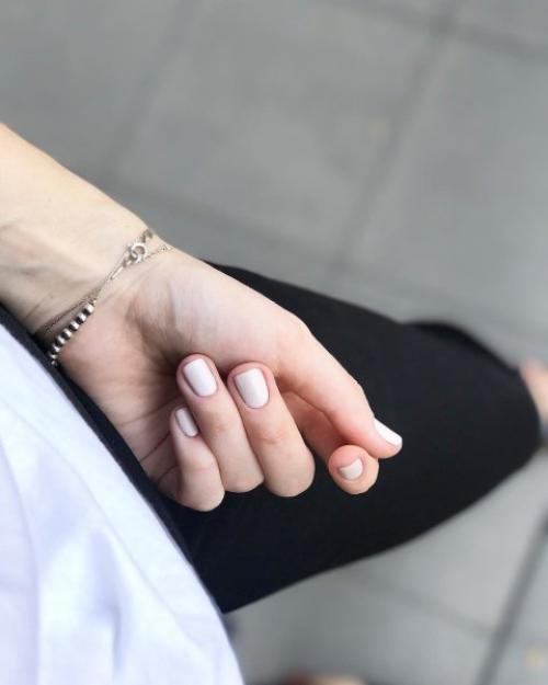 Какой стиль одежды подойдет к сине-белому маникюру. Идеи маникюра под синее платье