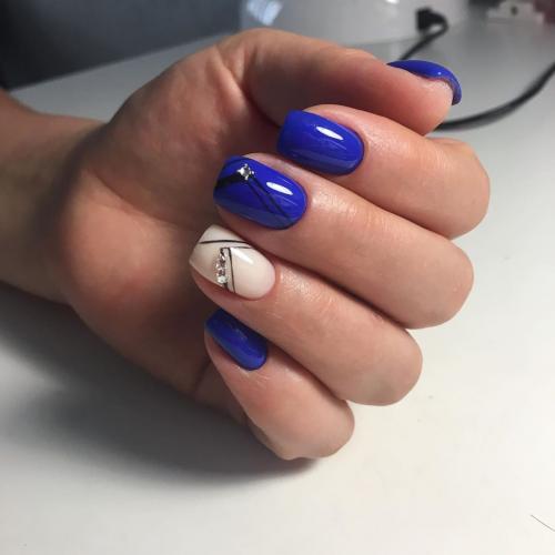 Маникюр синий с белым на короткие ногти. Синий маникюр с дизайном на короткие ногти