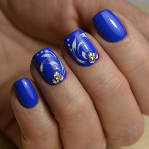 Маникюр синий с белым на короткие ногти. Синий маникюр с дизайном на короткие ногти