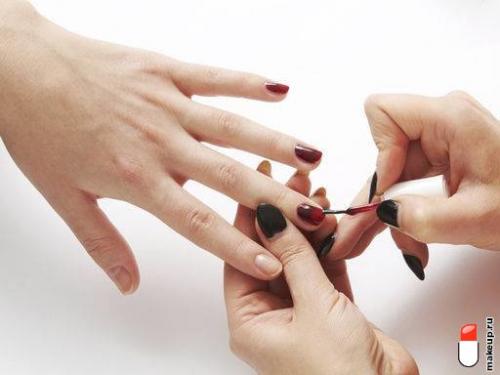 Как выбрать синие и белые лаки для ногтей для создания омбре маникюра. градиент на ногтях: пошаговая инструкция