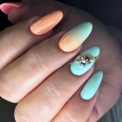 Какие узоры и декорации можно добавить к маникюру омбре белого с синим. Маникюр градиент или омбре: актуальные тренды 2024