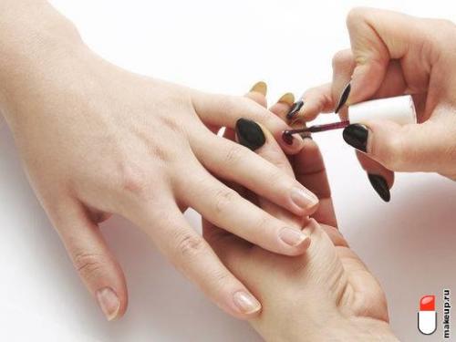 Как выбрать синие и белые лаки для ногтей для создания омбре маникюра. градиент на ногтях: пошаговая инструкция