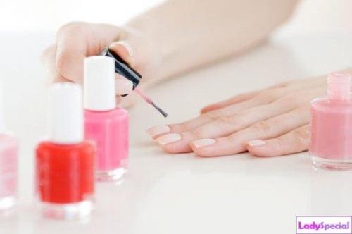 Как создать стильный маникюр с синим и белым цветом 11