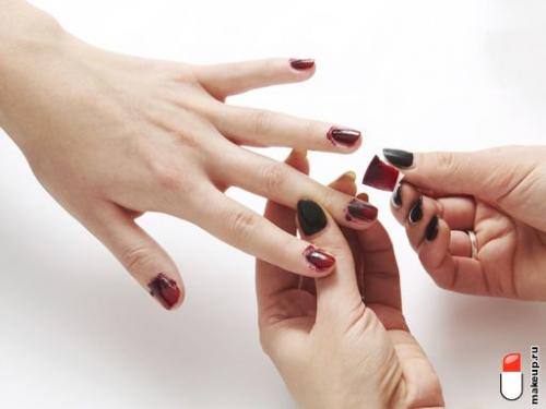 Как выбрать синие и белые лаки для ногтей для создания омбре маникюра. градиент на ногтях: пошаговая инструкция