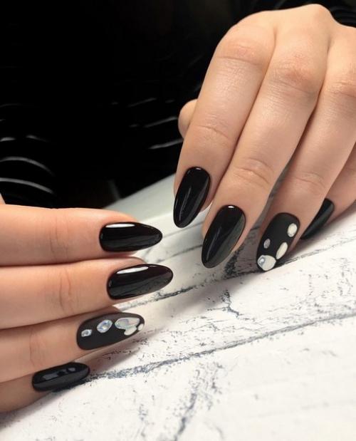 Окутанный загадкой черный маникюр. 01 Окутанный загадкой черный маникюр. 01