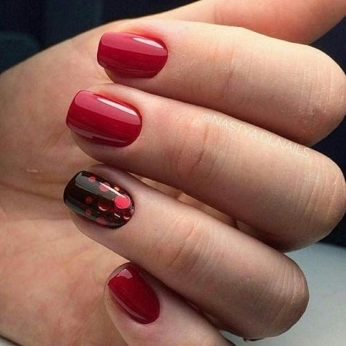 Красный маникюр с дизайном, на короткие ногти. 06