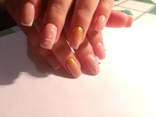 Девочки, я самоучка, занимаюсь недавно, делала за 250 наращивание, потом повысила до 400, теперь хочу на курсы. 05