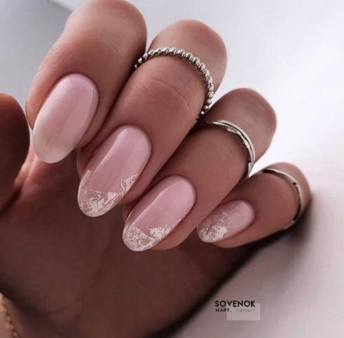 Поклонницам романтического стиля и деловым дамам в качестве создания идеального образа подходит маникюр нежных оттенков лаков. 03