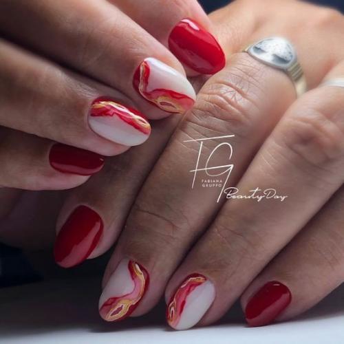 Красный маникюр с дизайном, на короткие ногти. 02