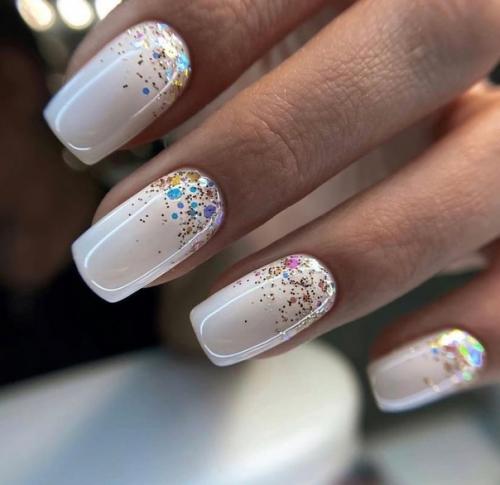 Поклонницам романтического стиля и деловым дамам в качестве создания идеального образа подходит маникюр нежных оттенков лаков. 01