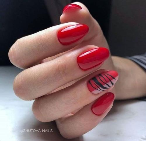 Красный маникюр с дизайном, на короткие ногти. 05