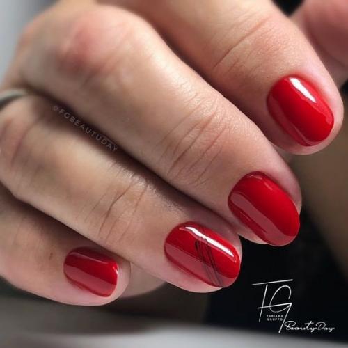 Красный маникюр с дизайном, на короткие ногти. 01