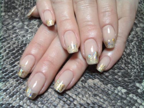 Самый модный блестящий маникюр 2017 в течение всего 2016 года блеск присутствует всюду, от обуви и сумок до одежды и маникюра. 04