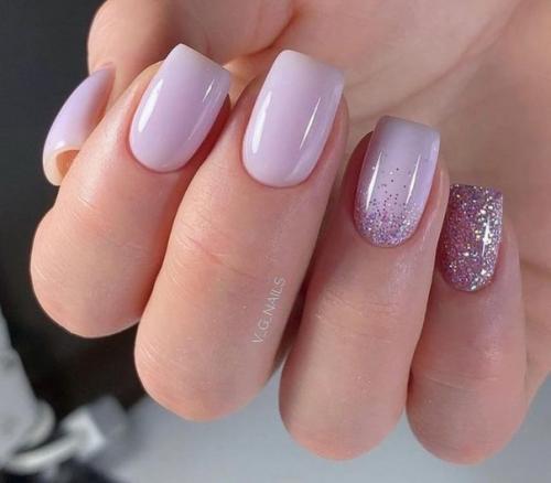 Поклонницам романтического стиля и деловым дамам в качестве создания идеального образа подходит маникюр нежных оттенков лаков. 02