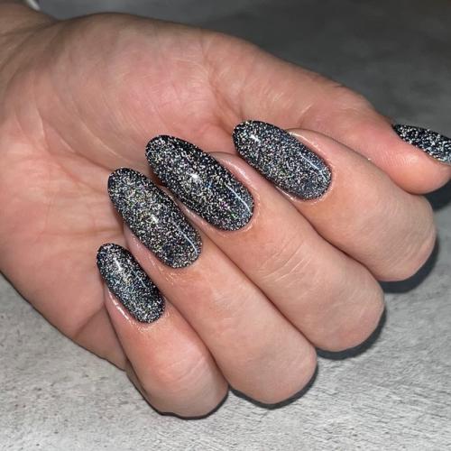 Одним из популярных цветов маникюра во все времена остаётся черный, во всех его. 01