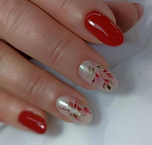 Самый популярный маникюр на этой неделе - это вариант с рисунками в технике акварельной росписи. 02