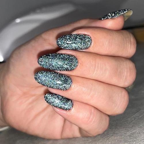 Одним из популярных цветов маникюра во все времена остаётся черный, во всех его. 02