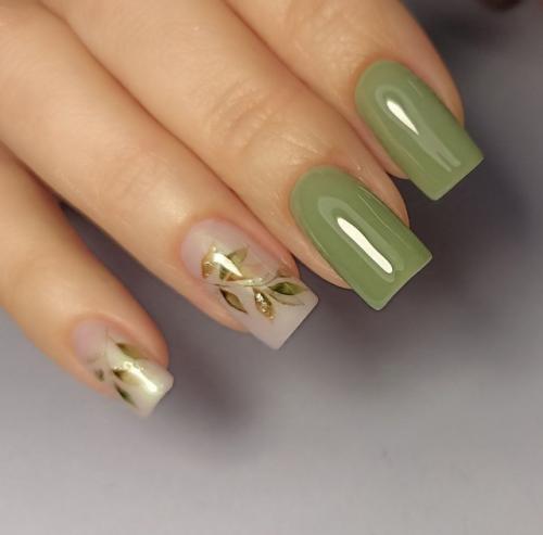 Самый популярный маникюр на этой неделе - это вариант с рисунками в технике акварельной росписи. 01