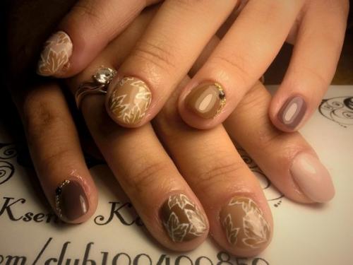 Девочки, работаю не так давно, знаю, что проблемы с маникюром, не умею красить под кутикулу, и где-то плохо ровняю (. 03