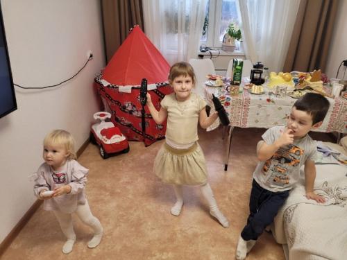 Спасибо тем, кто смог прийти и поздравить нашего кроху. 04