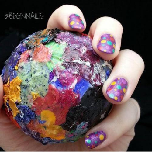 Девушка пишет в одной из групп: 01 Девушка пишет в одной из групп: 01