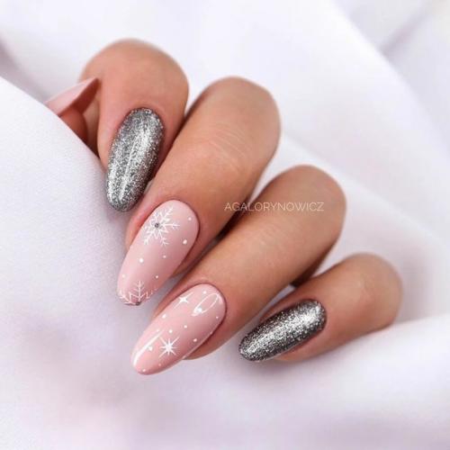 Стильный маникюр представляет собой эффектный дизайн ногтей 2022, который является дополнительно аксессуаром для модного образа. 01