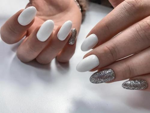 Стильный маникюр представляет собой эффектный дизайн ногтей 2022, который является дополнительно аксессуаром для модного образа. 02