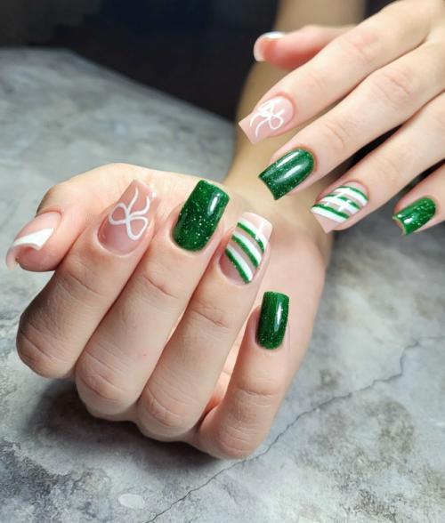 Елка ещё стоит в углу, всё в коробках, гирлянды запутаны - а руки уже с праздничным маникюром! 01