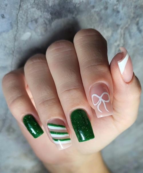 Елка ещё стоит в углу, всё в коробках, гирлянды запутаны - а руки уже с праздничным маникюром! 
