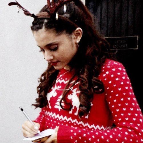 Пошаговая инструкция по созданию рождественского маникюр Арианы гранде.