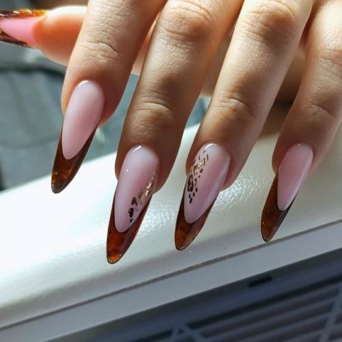 Маникюр - это искусство, превращающее руки в визитную карточку, а ногти - в маленькие холсты для самовыражения. 01