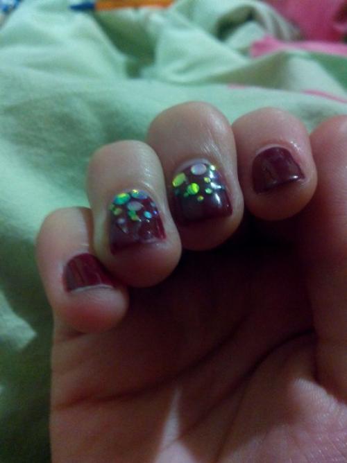 Сделала шеллак в салоне, а спустя 2 недели что-то началось с кончиками твориться. 01