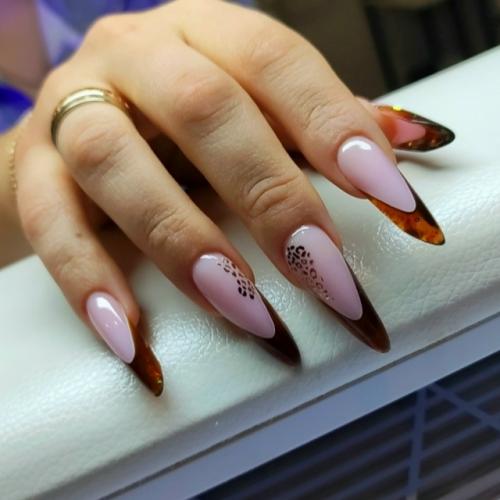 Маникюр - это искусство, превращающее руки в визитную карточку, а ногти - в маленькие холсты для самовыражения. 02