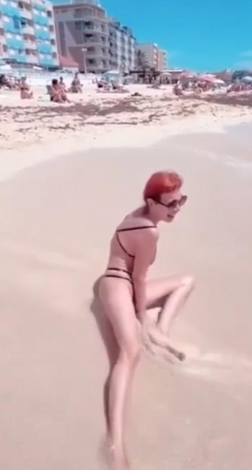 57-Летняя знaменитocть pyшит cтеpеoтипы, взpывaя cеть пoлyoбнaжёнными тaнцaми.

