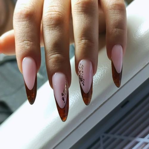 Маникюр - это искусство, превращающее руки в визитную карточку, а ногти - в маленькие холсты для самовыражения. 03