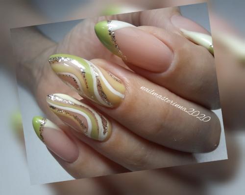 Совсем не обязательно выбирать однотонное покрытие, хоть такой вид маникюра и является максимально универсальным. 01