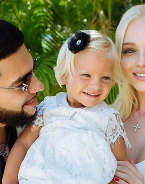 Алёна Шишкова поделилась своими впечатлениями о переходном возрасте дочери, которую она воспитывает вместе с Тимати. 01