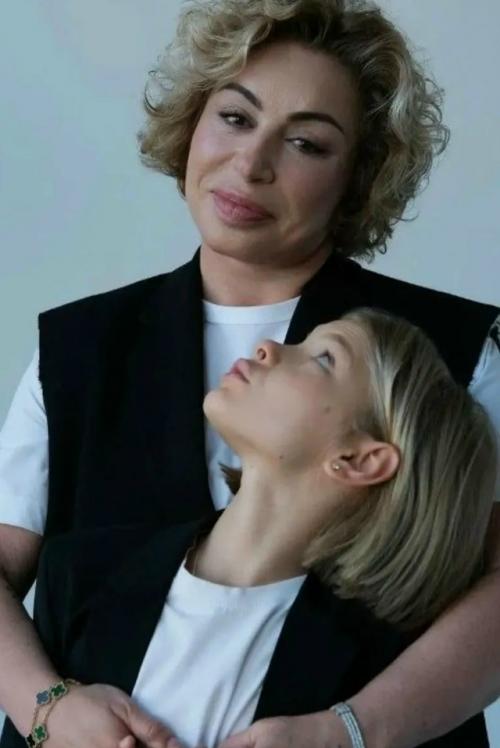 Алёна Шишкова поделилась своими впечатлениями о переходном возрасте дочери, которую она воспитывает вместе с Тимати. 

