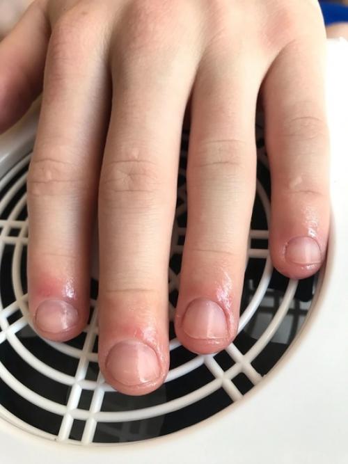 Многие мужчины до сих пор ассоциируют маникюр только с цветным покрытием или ярким дизайном ногтей. 01