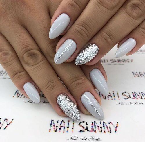 Для любого случая подойдет белый маникюр с серебром. 03