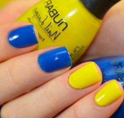 В Ялте 46-летняя Ольга Дяченко стала участницей необычного инцидента из-за своего жёлто-синего маникюра. 01