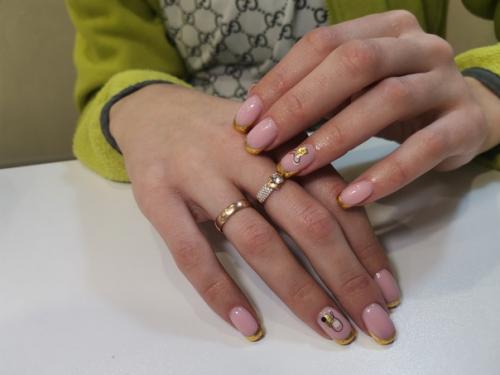 Блестящие элементы в маникюре не выходят из моды. 02