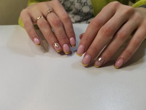 Блестящие элементы в маникюре не выходят из моды. 01