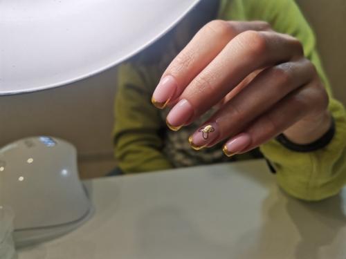 Блестящие элементы в маникюре не выходят из моды. 03