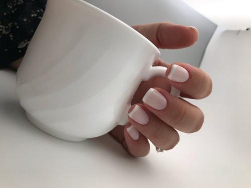 Маникюр френч - был разработан в Америке знаменитым на весь мир создателем марки лаковых изделий Orly Джефом пинком. 01 Маникюр френч - был разработан в Америке знаменитым на весь мир создателем марки лаковых изделий Orly Джефом пинком. 01